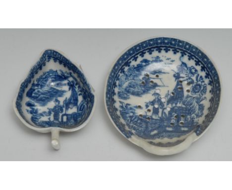 A Caughley Fisherman and Cormorant pattern circular strainer, loop handle, 8cm diam, c.1780-90;  a Caughley Cormorant pattern