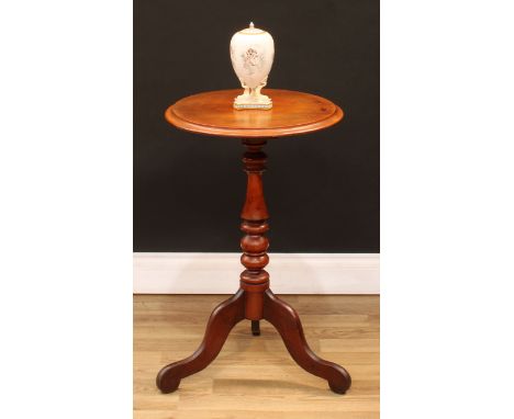 An early Victorian mahogany tripod wine table, circular top with moulded edge, turned pillar, shaped cabriole legs, 69cm high
