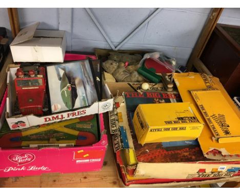 Quantity of assorted vintage toys and games