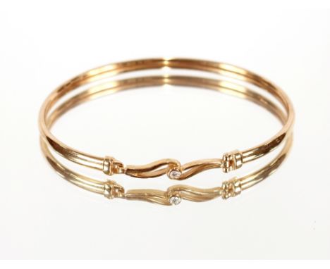 A 9ct gold bangle,&nbsp;set central diamond, approx. 5.3gms
