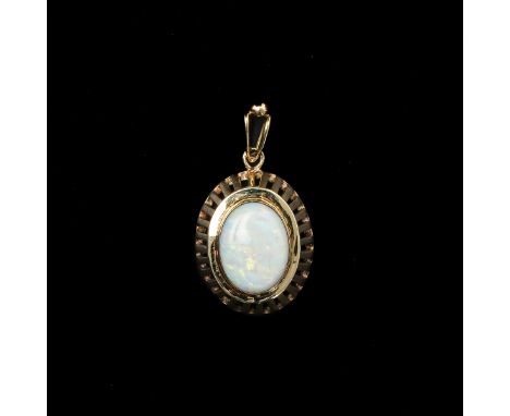 14 carat gold, set with opal of ca. 12 x 10 mm.