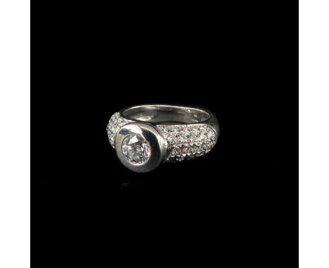 18 carat white gold, set with diamonds, total approx. 1.2 ct., VVS, diameter largest 3.8 mm., ring size 16, with certificate