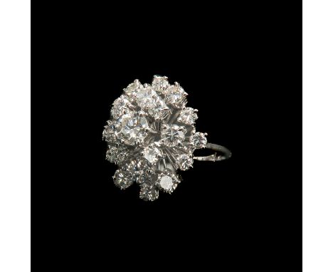 18 carat white gold, set with 1 brilliant cut diamond of approx. 0.38 ct. F VVS and 20 brilliant cut diamonds approx. total 3