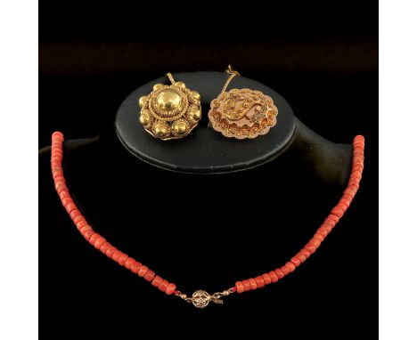 consisting of red coral necklace and 2 gold brooches, incl. Zeeland button, diameter 28 mm.