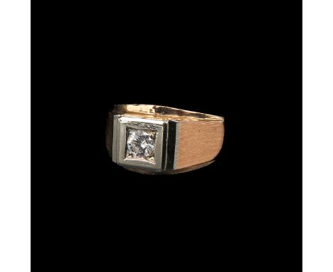 14 carat gold, set with diamonds, diameter approx. 3.8 mm., ring size 20
