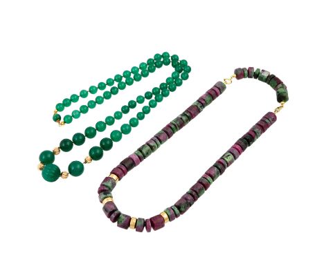 Konvolut 2 Ketten, Rubin-Zoisit (L: ca. 55 cm, Schließe u. Zwischenteile GG 14K) und gefärbter grüner Achat (L: ca. 78 cm, Sc
