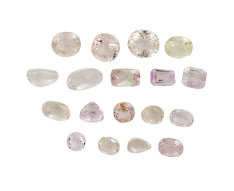 Konvolut Spodumene von 69,2 ct (inkl. Kunzit- und Triphan-Varietäten), manche Steine am Rand leicht bestossen, leicht abgerie