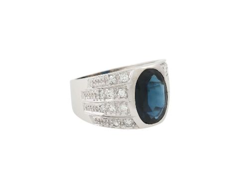 Ring mit Saphir und Diamanten im Brillant- u. Achtkantschliff von zus. ca. 0,40 ct, gute Farbe u. Reinheit, Saphir ca. 4 ct, 