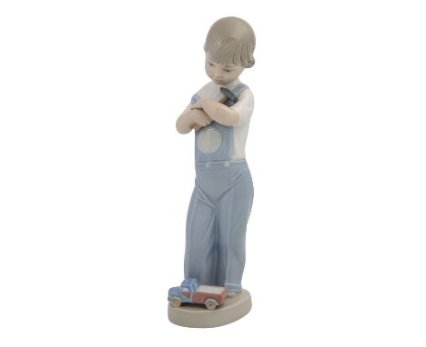 LLADRO 'Junge mit Hammer', 20. Jhd. Weißporzellan polychrom gefasst, Junge mit einem Hammer im Arm, zu seinen Füßen ein Würfe