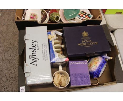 A mixed collection of ceramic items: Aynsley boxed mug set, Lurpack toast rack, boxed Royal Worcester Flatmate dog figures et