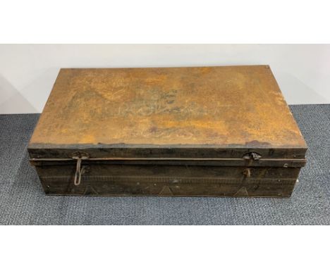 A large vintage metal trunk, 106 x 59 x 31cm.