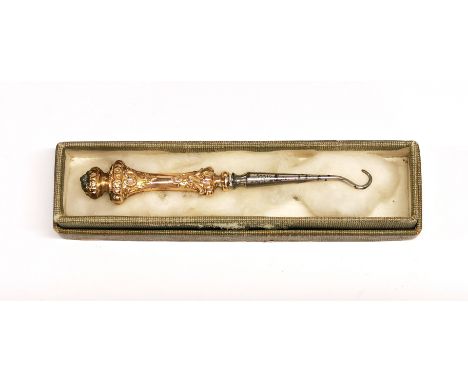 A 9ct gold handled Victorian button hook, L. 7.2cm. Approx 3.9g.