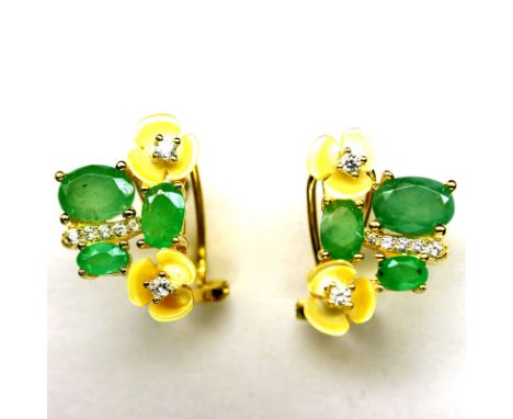 A pair of 925 silver gilt earrings set with carved mother of pearl and emeralds, L. 2cm.