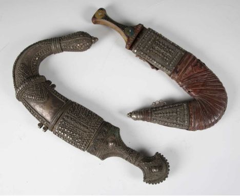 An early to mid-20th century Middle Eastern jambiya with typical curved blade, blade length 19cm, with central raised rib and
