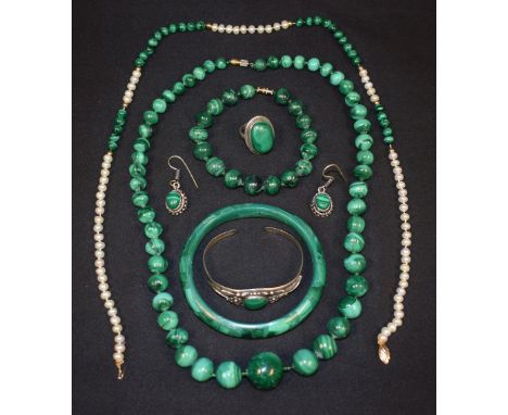 A quantity of malachite set jewellery to include graduated bead necklace, a bracelet, a bangle, pearl and malachite necklace,