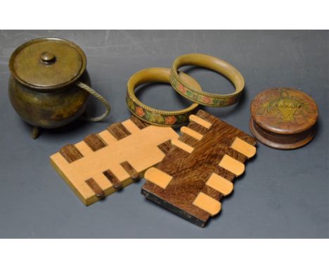 A Treen cauldron; whist markers; snuff box; two Tunbridge napkins (6)