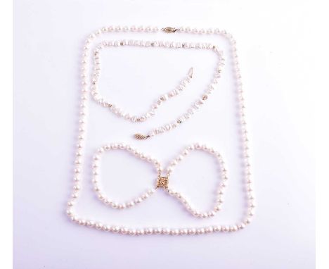 A cultured pearl necklace with yellow metal clasp, together with a similar cultured pearl double strand bracelet with yellow 