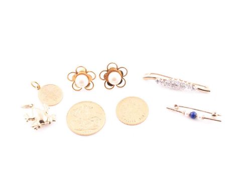 A group lot of jewellery items, to include a 9ct yellow gold and clear paste stone bar brooch, a pair of yellow metal and pea