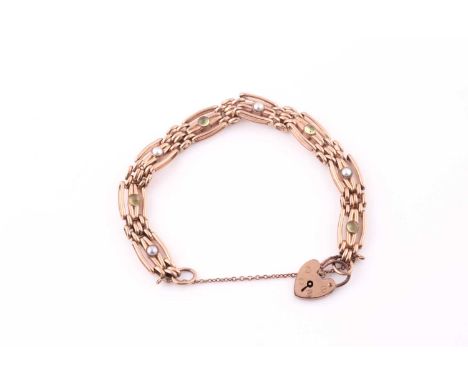 9ct yellow gold gate-link bracelet, set with half pearls and peridots, fastened with a 9ct yellow gold heart shaped locket cl