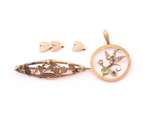 An Edwardian peridot and seed pear negligée pendant in the form of a swallow within a circular frame; stamped 9ct; (one pearl