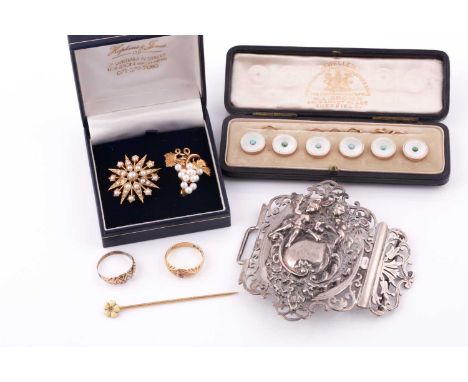 A group of jewellery items, to include a 9ct yellow gold and pearl brooch in the form of a bunch of grapes, together with a 9