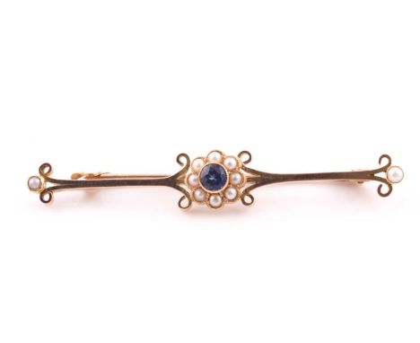 A 15ct yellow gold, sapphire, and pearl bar brooch, set with floral cluster to centre and a pearl to each end, 5.4 cm long.Co