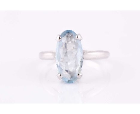 18ct white gold and aquamarine ring, four claw set oval mixed-cut aquamarine, measuring 13.9 x 7.1 x 4.1mm approximately, Siz