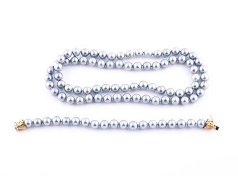 A cultured pearl bracelet, with 14k yellow gold pinched bow-shaped clasp, 18 cm long, together with a long cultured pearl nec