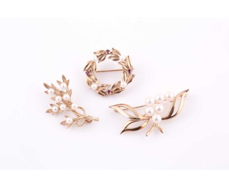 A 9ct yellow gold wreath brooch, set with small pearls and four round-cut rubies, 2.4 cm diameter, together with a 9ct yellow