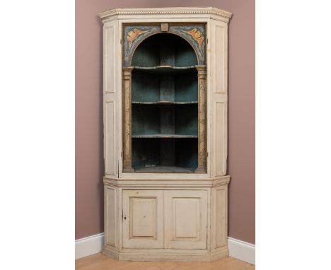 With a dentil moulded cornice above three shaped shelves enclosed by cherub painted spandrels and faux marble pilasters, abov