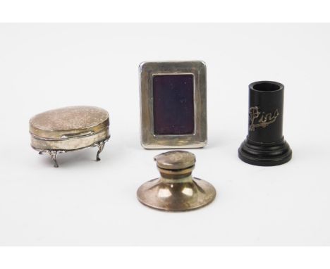 A silver frame of small proportions, 'P J P', Birmingham 1995, of plain polished form with easel back, 8.5cm x 6.5cm, with a 