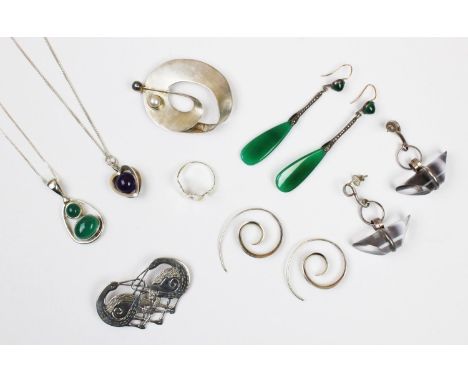 An assortment of silver and silver coloured jewellery to include a silver Celtic design heron brooch, a pearl set modern desi
