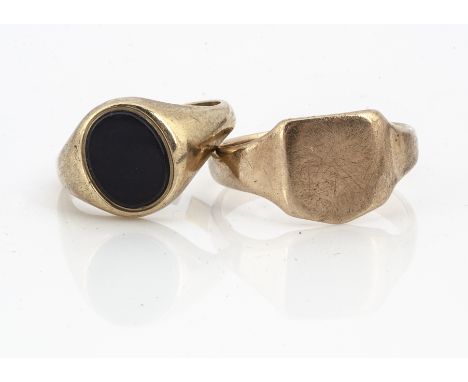 A 9ct gold signet ring, with shield shaped tablet, ring size R together with an onyx signet ring with shank af, ring size M, 