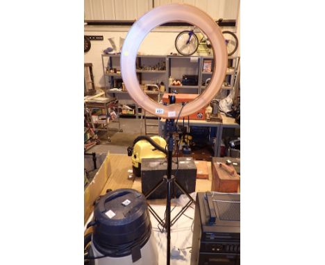 Neewer photographers portrait ring lamp on tripod base with case and box  CONDITION REPORT: All electrical items in this lot 
