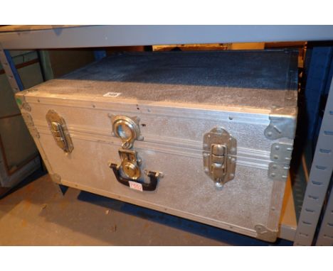Aluminium travel case with trunk handles 69 x 50 x 31 cm 