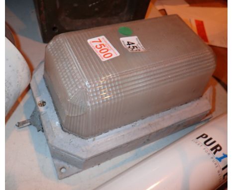Single bulk head lamp in alloy case 