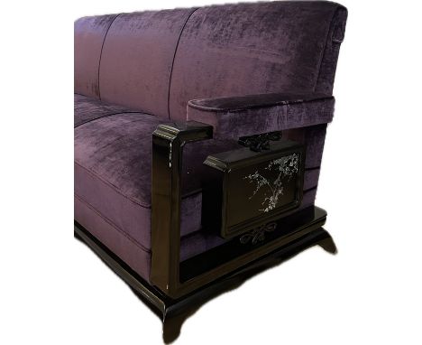 Sitzgruppe im Art Deco-Stil, dreiteilig. Bestehend aus Sofa (Dreisitzer) und Paar Armlehsesseln. Schwarz lackierte Holzgestel