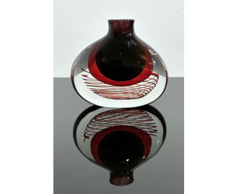 Onesto, Luigi (geb. 1935 Murano) Vase. Queroval gebauchte Laibung mit eingezogenem, kurzen Hals. Farbloses Kristall. Unteres 
