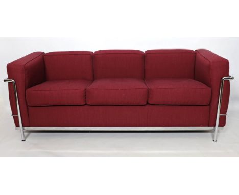 Le Corbusier, Charlotte Perriand und Pierre Jeannerett Dreisitzer-Sofa "LC2". Verchromtes Stahlrohrgestell mit weinroter "Per