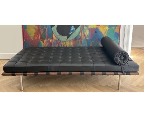 Rohe, Ludwig Mies van der (1886 Aachen - Chigao 1969) Liege/Daybed "Barcelona". Rahmen aus Hartholz. Beine aus Rundrohrstahl,