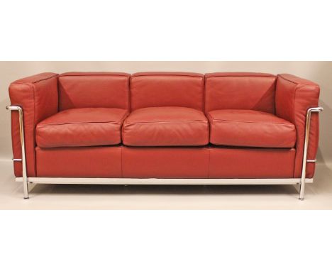 Le Corbusier, Charlotte Perriand und Pierre Jeannerett Dreisitzer-Sofa "LC2". Verchromtes Stahlrohrgstell mit weinroter Leder
