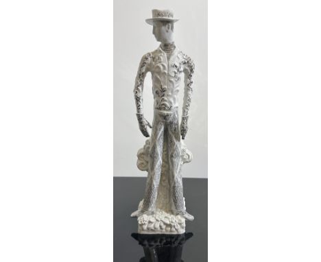 Skulptur "Lanzelot" von Peter Strang (1936 Dresden 2022) Porzellan mit Platinbemalung. Nach einem Entwurf von 1967. Sockelkan