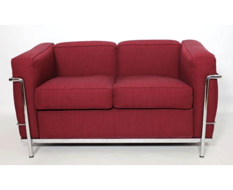 Le Corbusier, Charlotte Perriand und Pierre Jeannerett Zweisitzer-Sofa "LC2". Verchromtes Stahlrohrgestell mit weinroter "Per