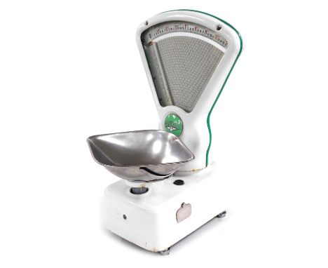 A set of Avery grocery scales, to weigh two pounds. 