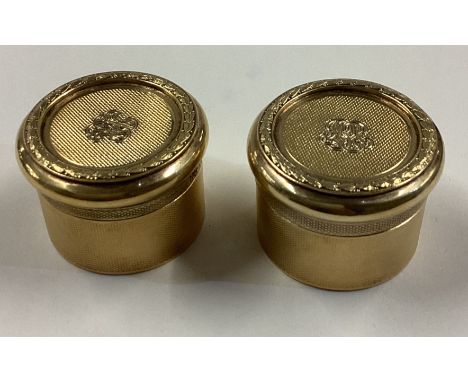 A pair of heavy engine turned silver gilt pill boxes with lift-off covers. London 1907. By John Vickery. Approx. 70 grams. Es