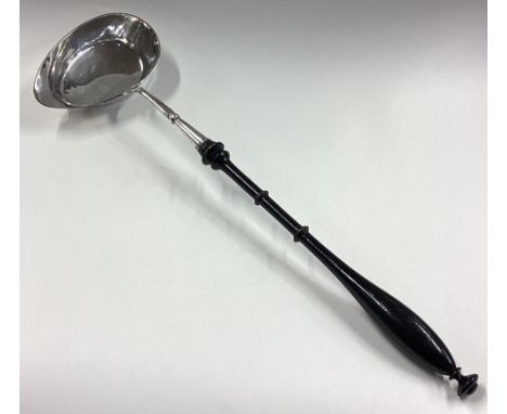 An 18th Century Continental silver toddy ladle. Approx. 110 grams. Est. £200 - £300.