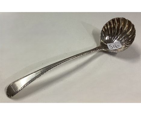 An 18th Century silver toddy ladle with fluted bowl. By Benjamin Bickerton. Approx. 17 grams. Est. £30 - £40.