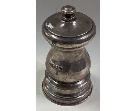 A heavy silver pepper grinder. London. Approx. 158 grams. Est. £50 - £80.
