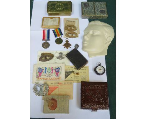 MIXED LOT OF MILITARIA INCLUDING FIRST WORLD WAR VARIOUS BADGES, CHRISTMAS TIN, SILVER CAP BADGE, RATION BOOK AND OTHER RELAT