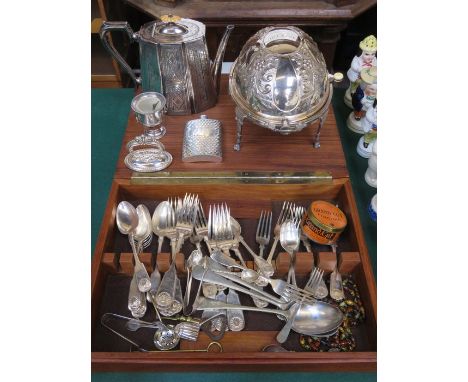 PARCEL OF SILVER PLATEDWARE, FLATWARE, ETC, INCLUDING MUFFIN DISH, TEA POT, HIP FLASK, ETC. 